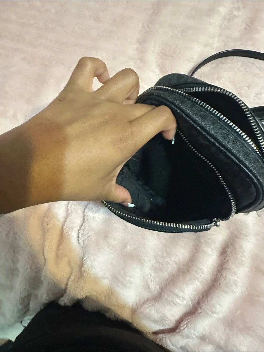 Jet Set Travel Medium Logo Crossbody Bag